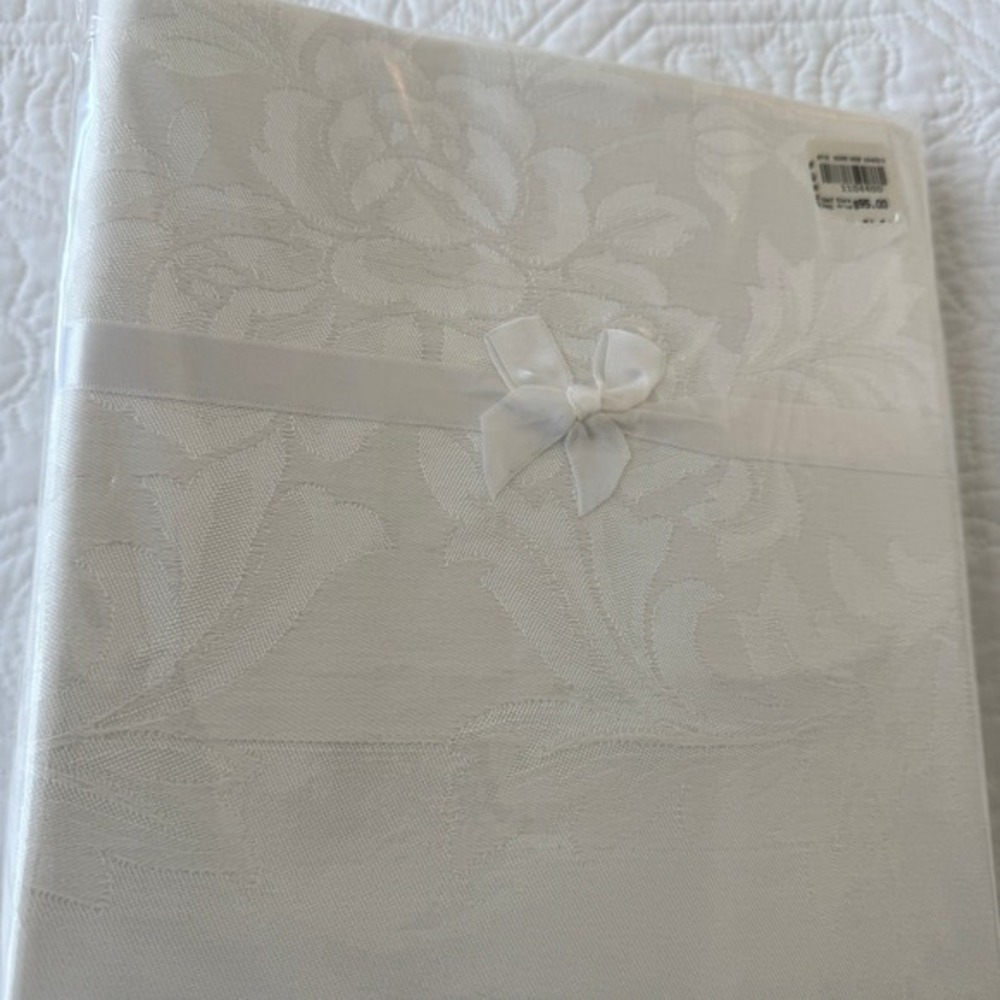 Vienna White Floral Damask Oblong Tablecloth 60x144 Cotton Viscose Made in Czech - Picture 3 of 4